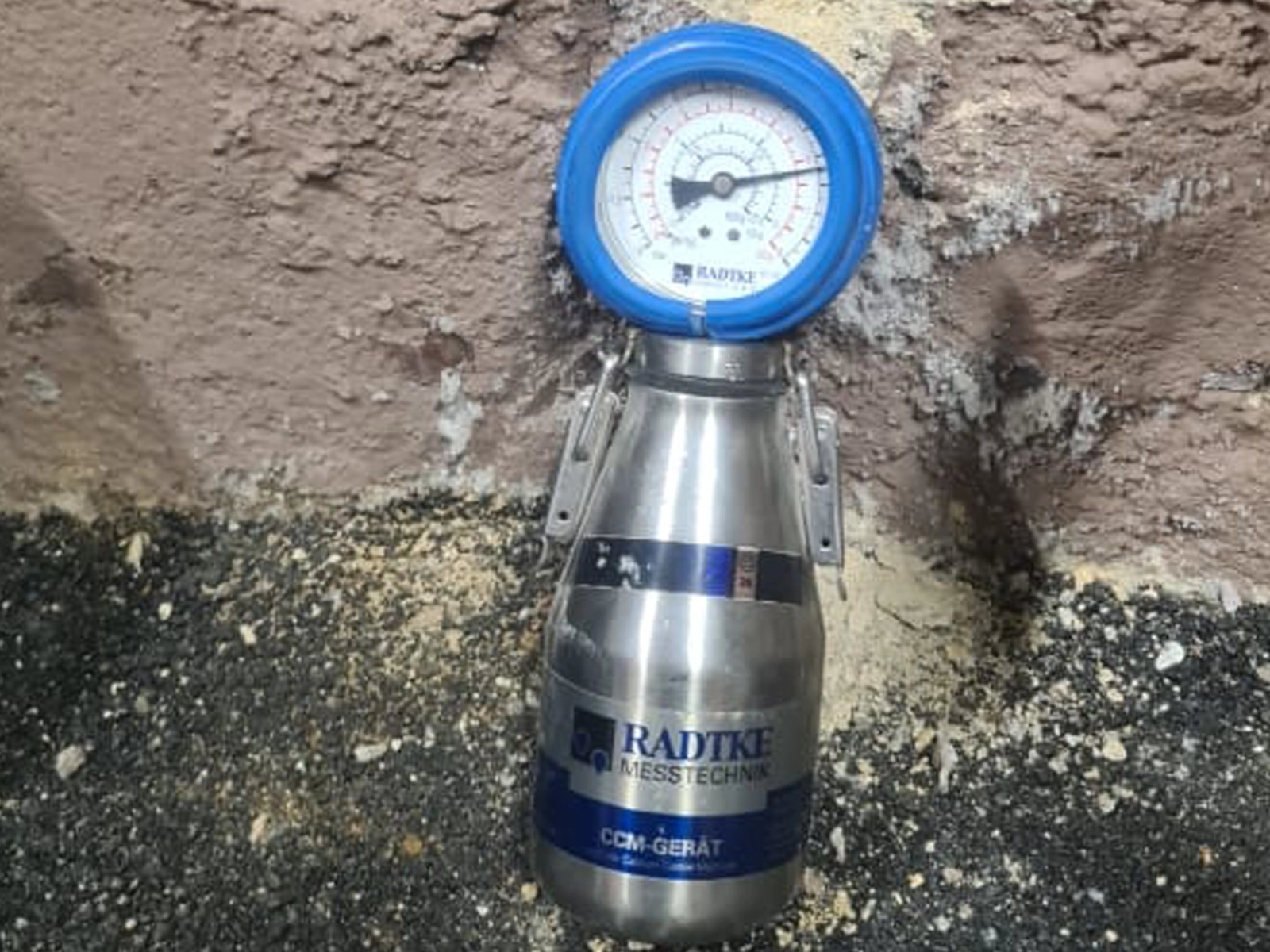 Bombe à carbure test humidité du mur